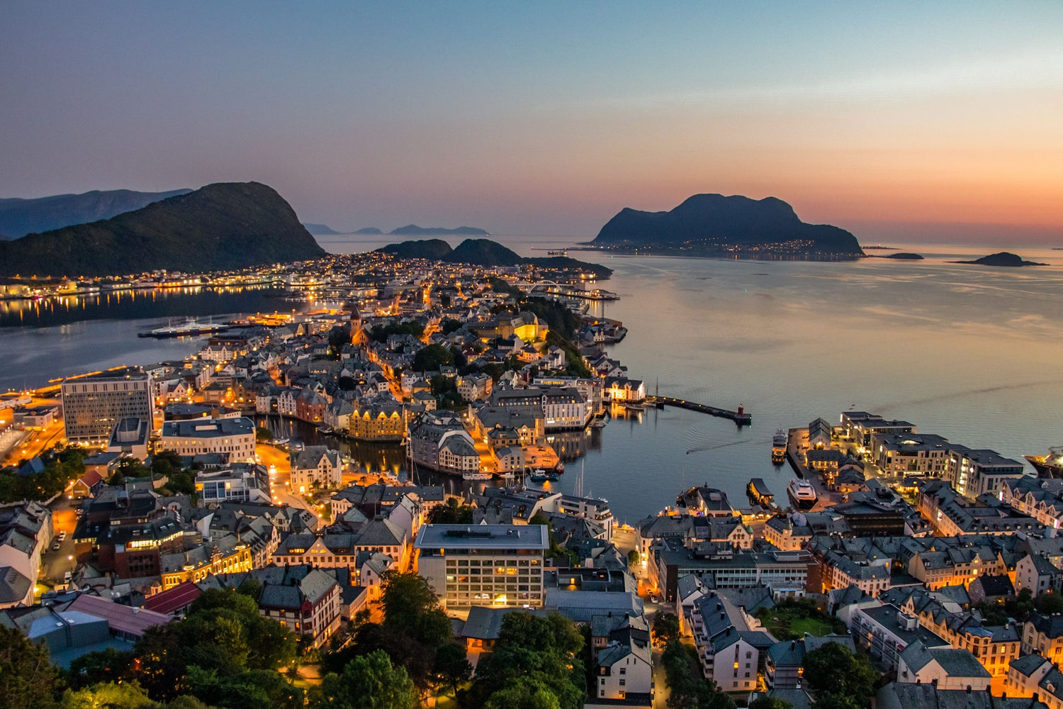 Bild von Alesund bei Nacht