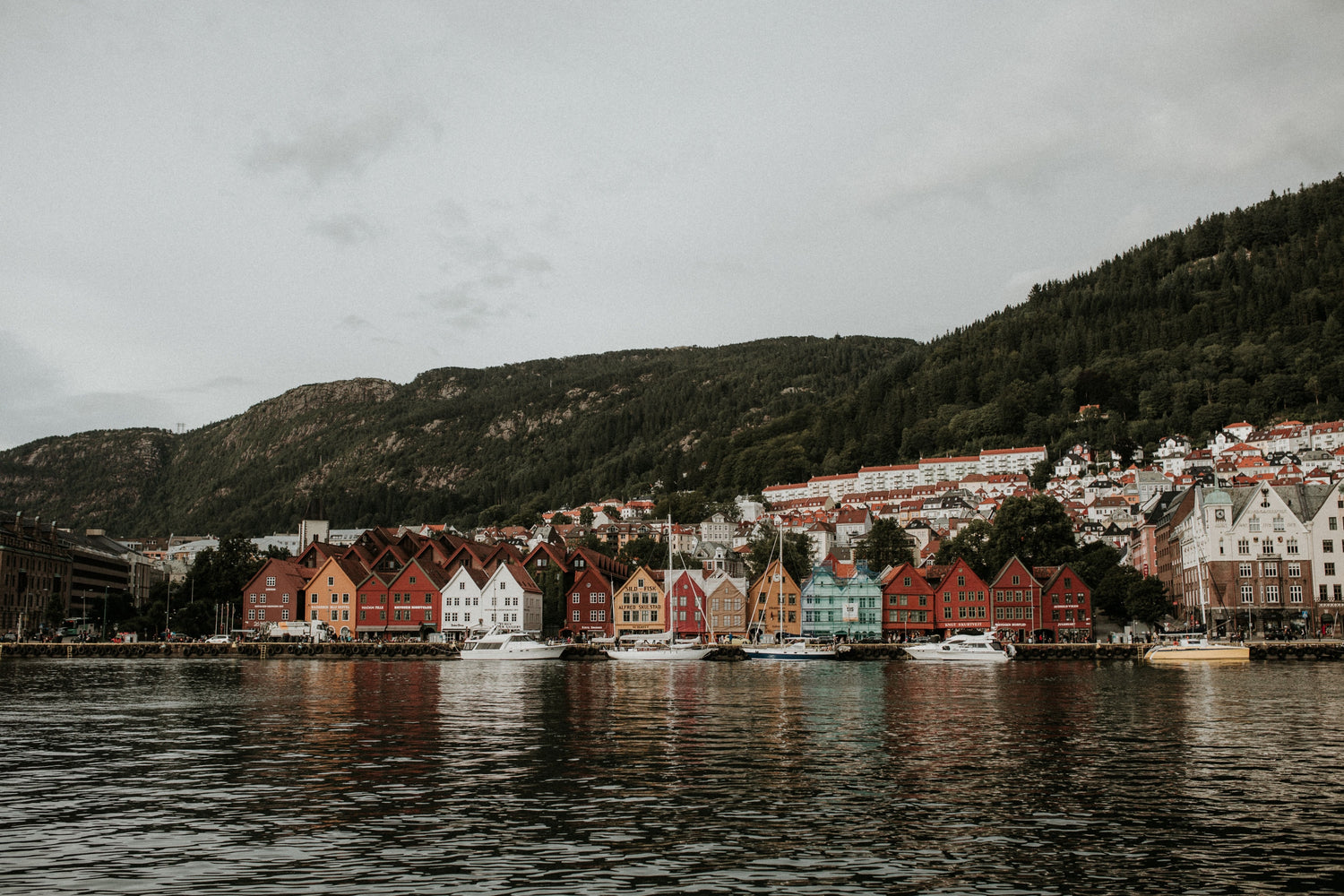 Bild von bunten Häusern in Bergen