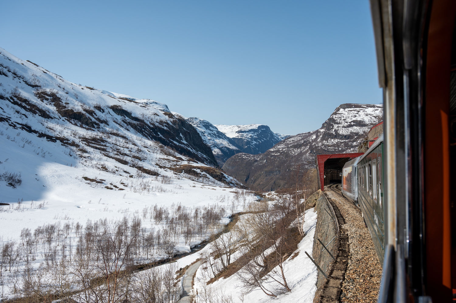 Bild aus einem Fenster der Flambahn von der schneebedeckten Landschaft.