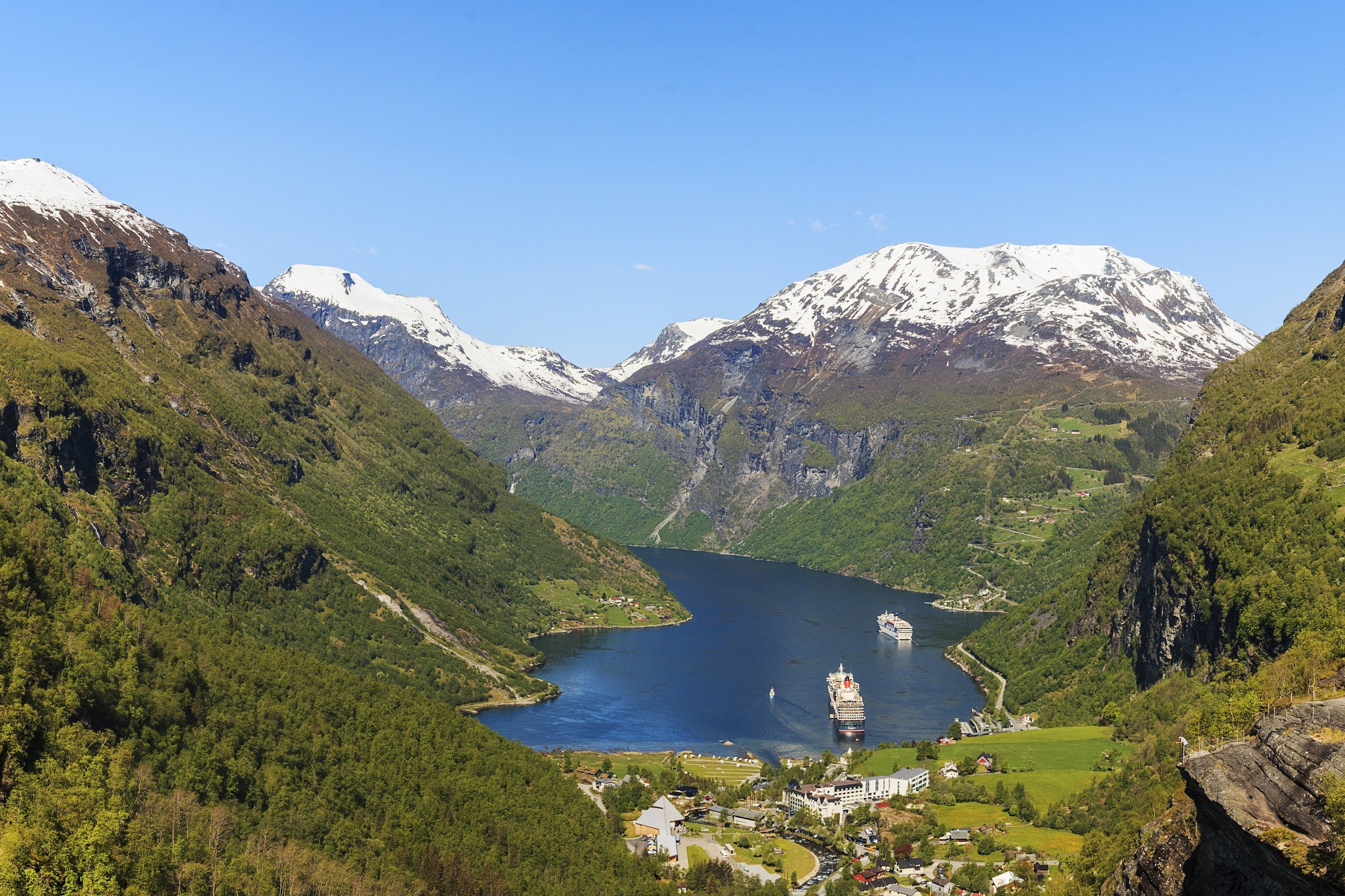Bild des Geirangerfjordes von Geiranger aus betrachtet