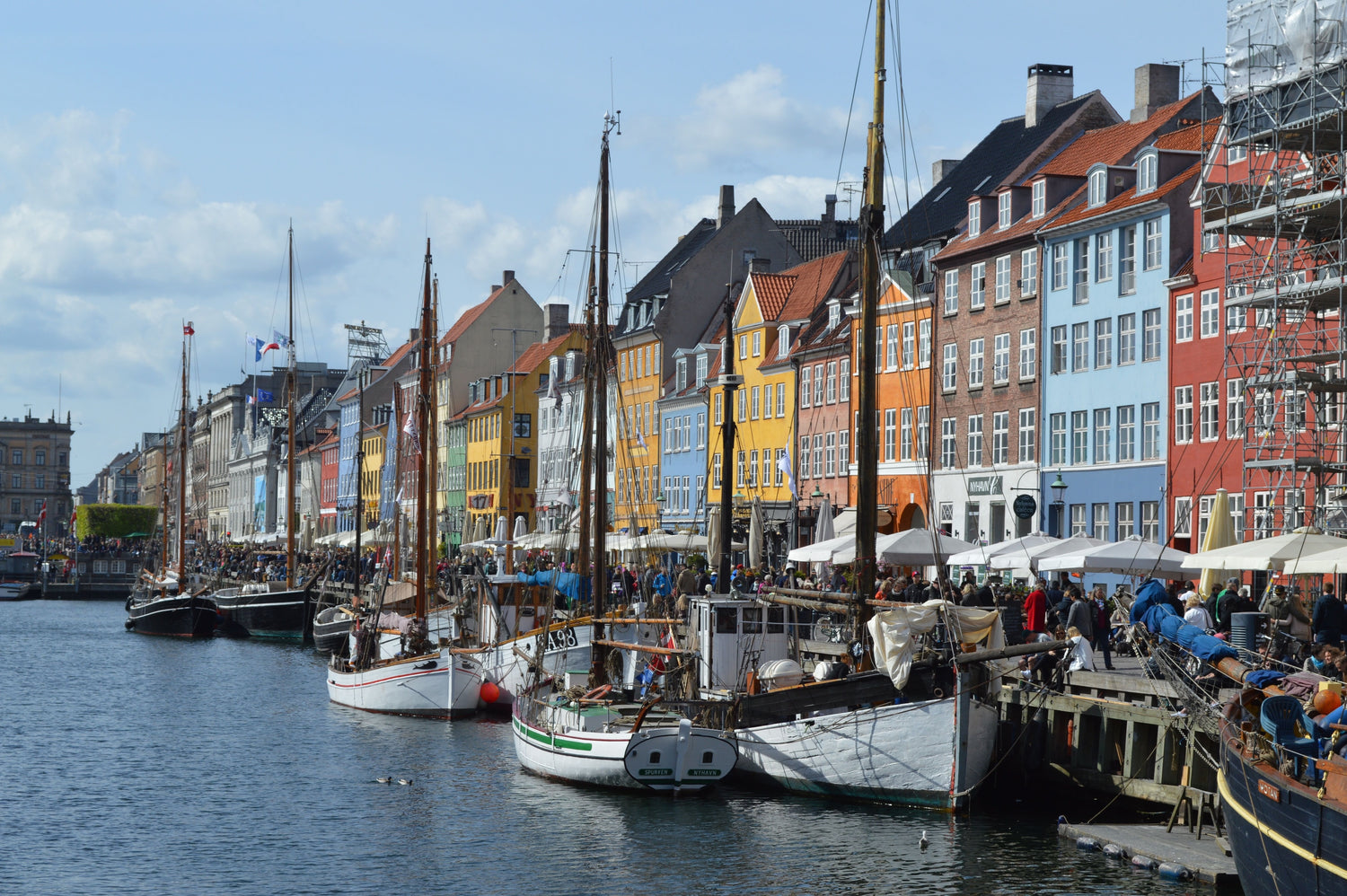 Bild auf an der Koje liegende Schiffe vor der Altstadt in Kopenhagen