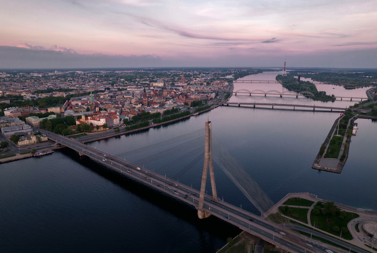 Luftaufnahme der Stadt Riga mit Blick über den Fluss und die Stadt.