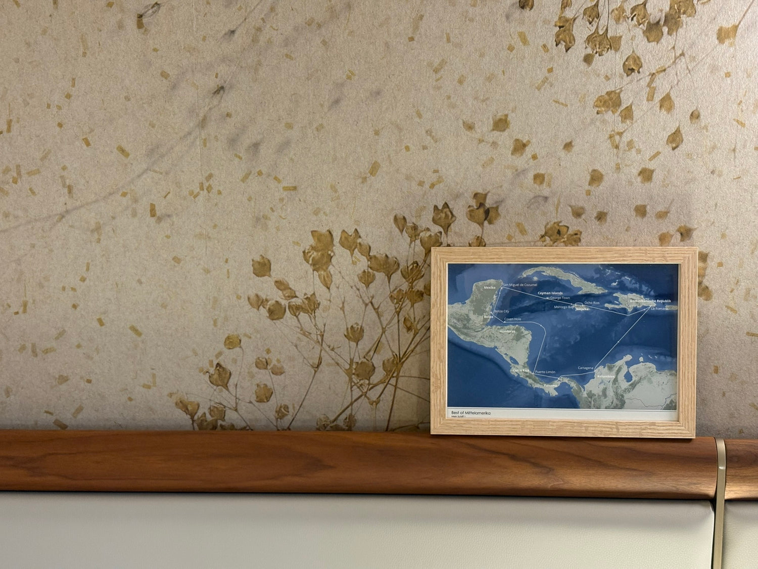 Bidl, dass die Routenkarte in Holz gerahmt zeigt.