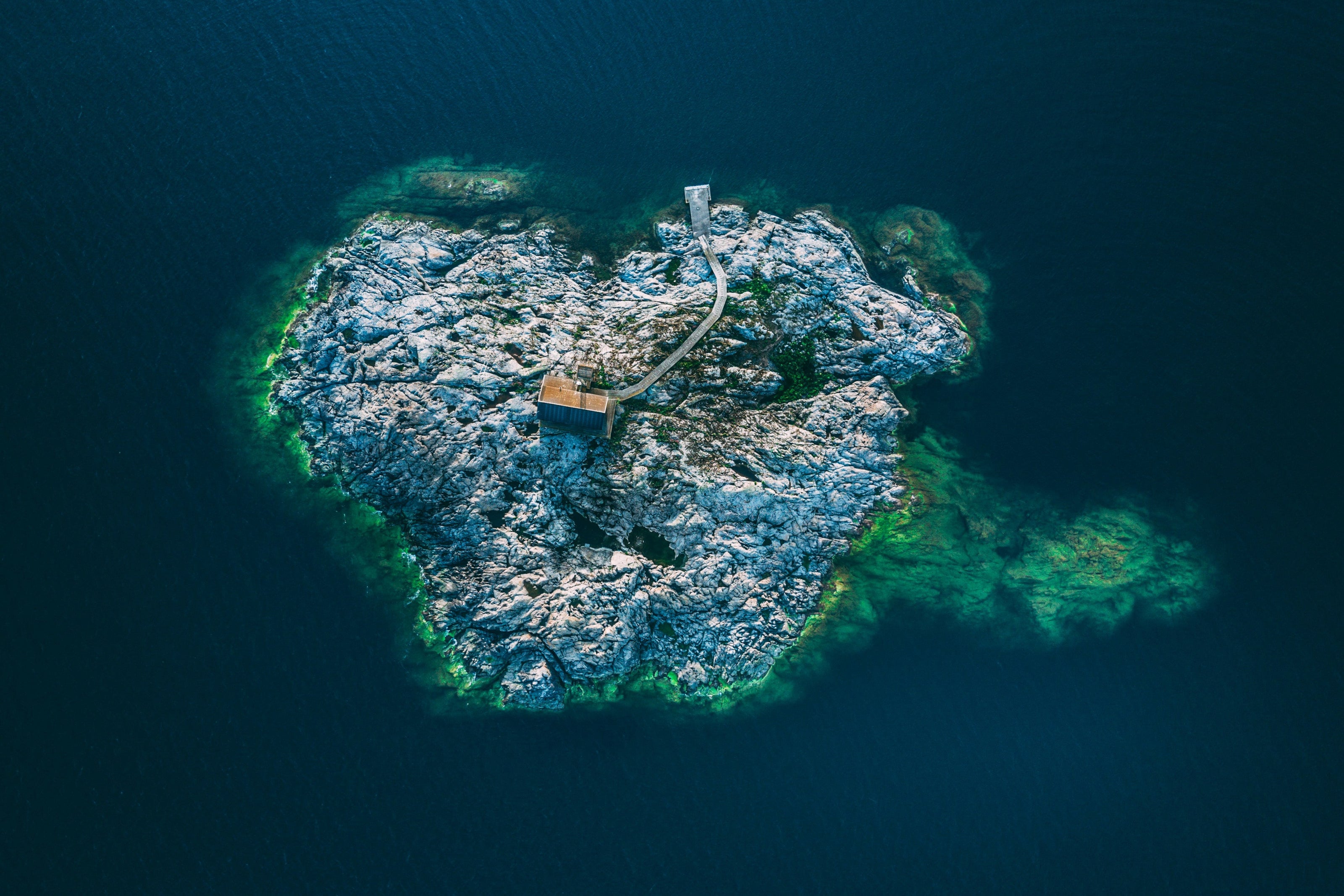 Bild, dass eine Insel in den Schären von Stockholm aus der Vogelperspektive zeigt.