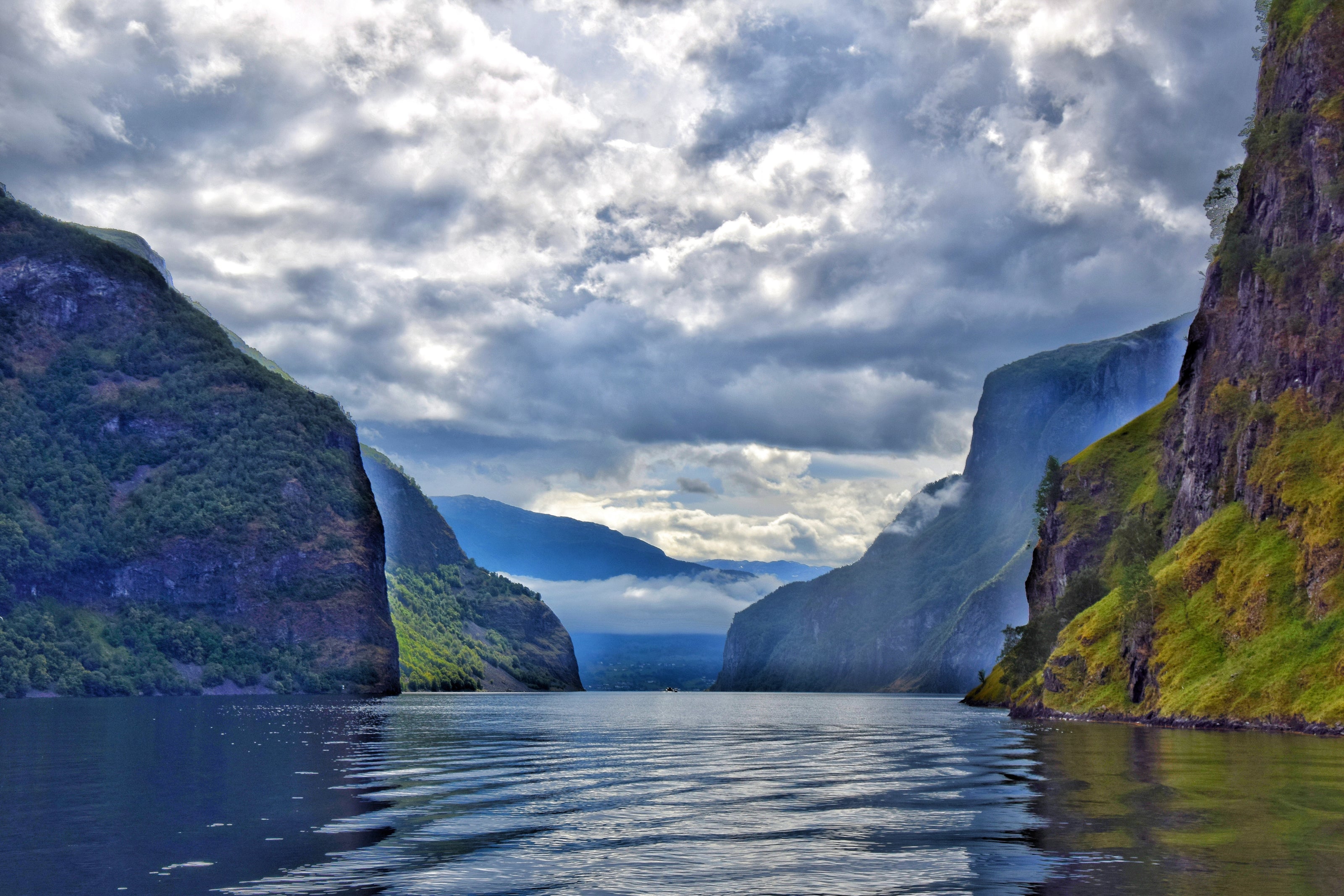 Bild des Sognefjord von der Wasseroberfläche.