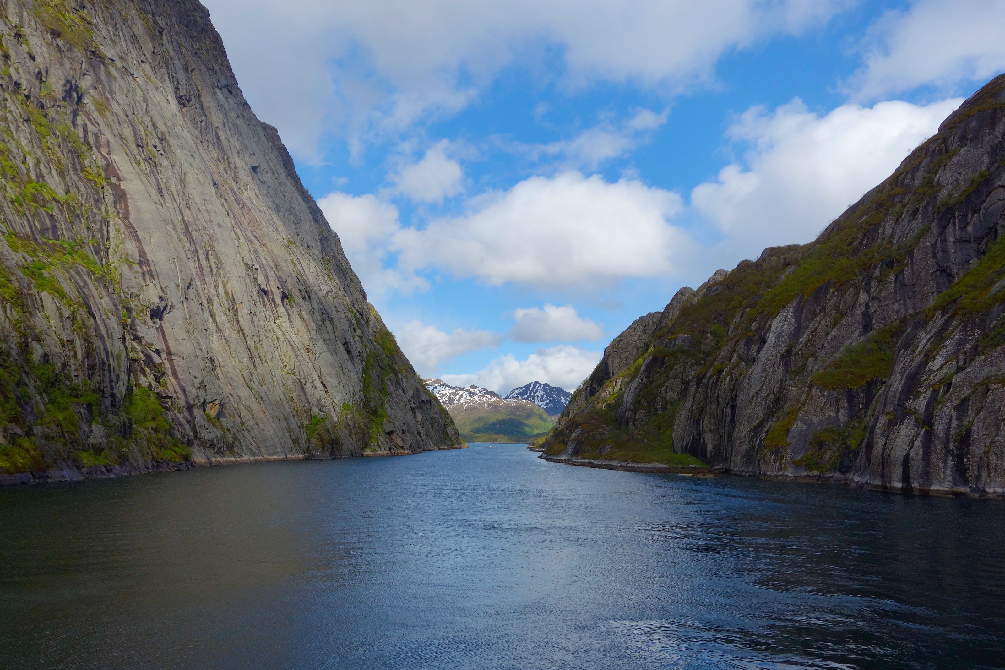 Bild der engen Einfahrt des Trollfjordes in Norwegen.