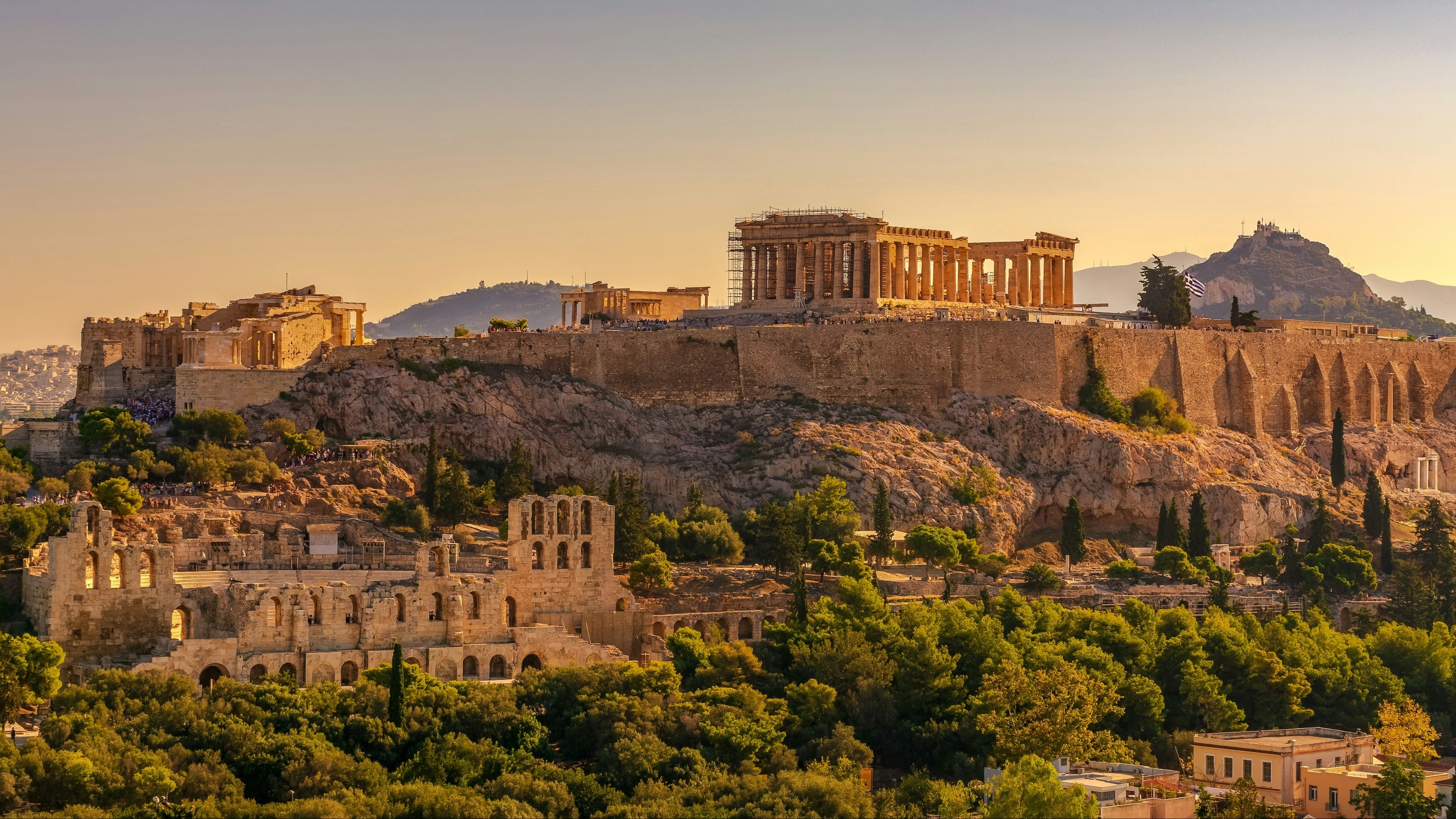 Akropolis und Parthenon im goldenen Licht über Athen