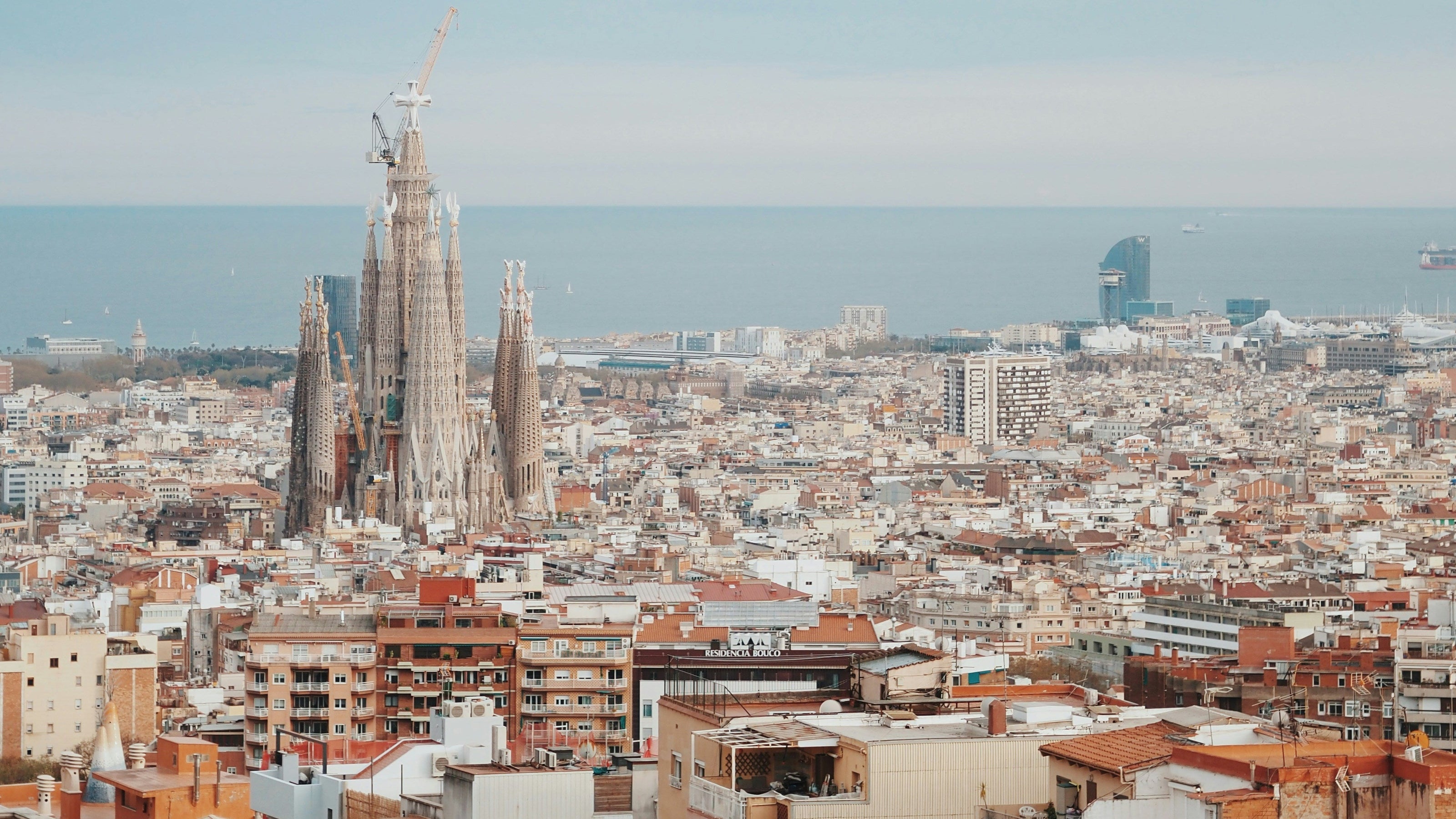 Stadtpanorama von Barcelona mit der Sagrada Família