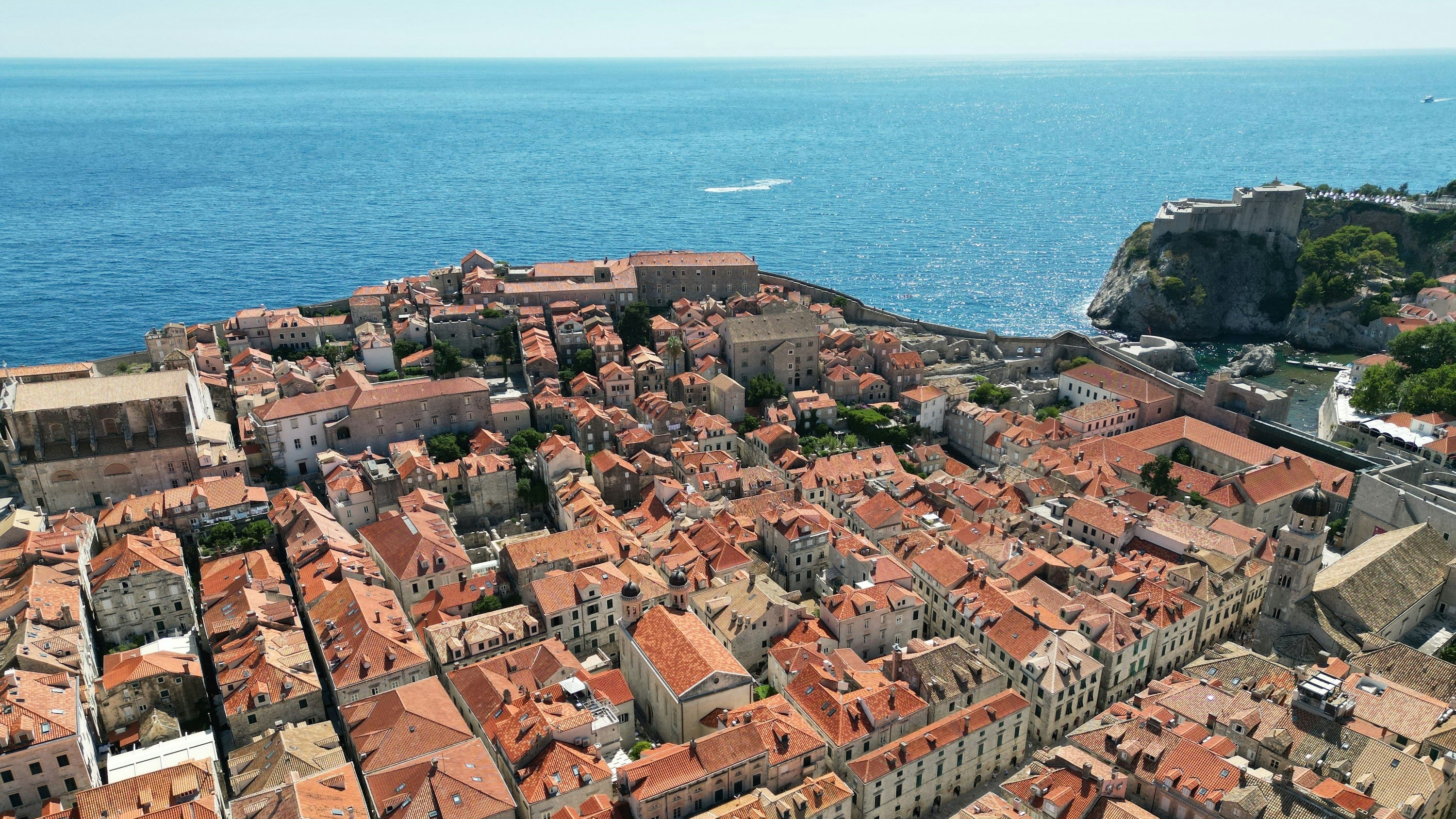 Altstadt von Dubrovnik mit roten Dächern und Stadtmauer an der Adria
