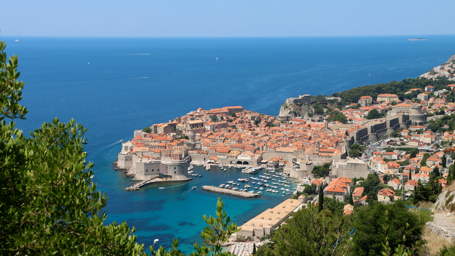 Altstadt und Stadtmauer von Dubrovnik an der Adriaküste