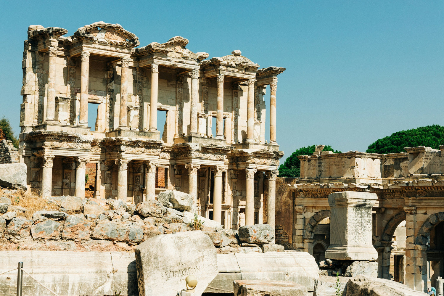 Fassade der Celsus-Bibliothek in der antiken Stadt Ephesus