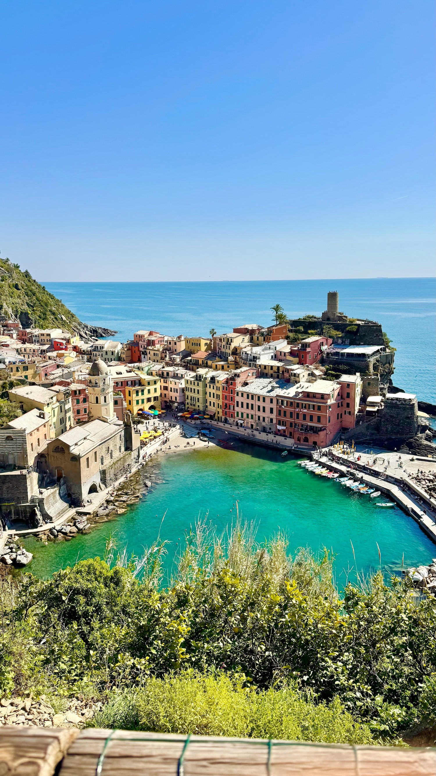 Vernazza mit bunten Häusern und kleinem Hafen an der ligurischen Küste