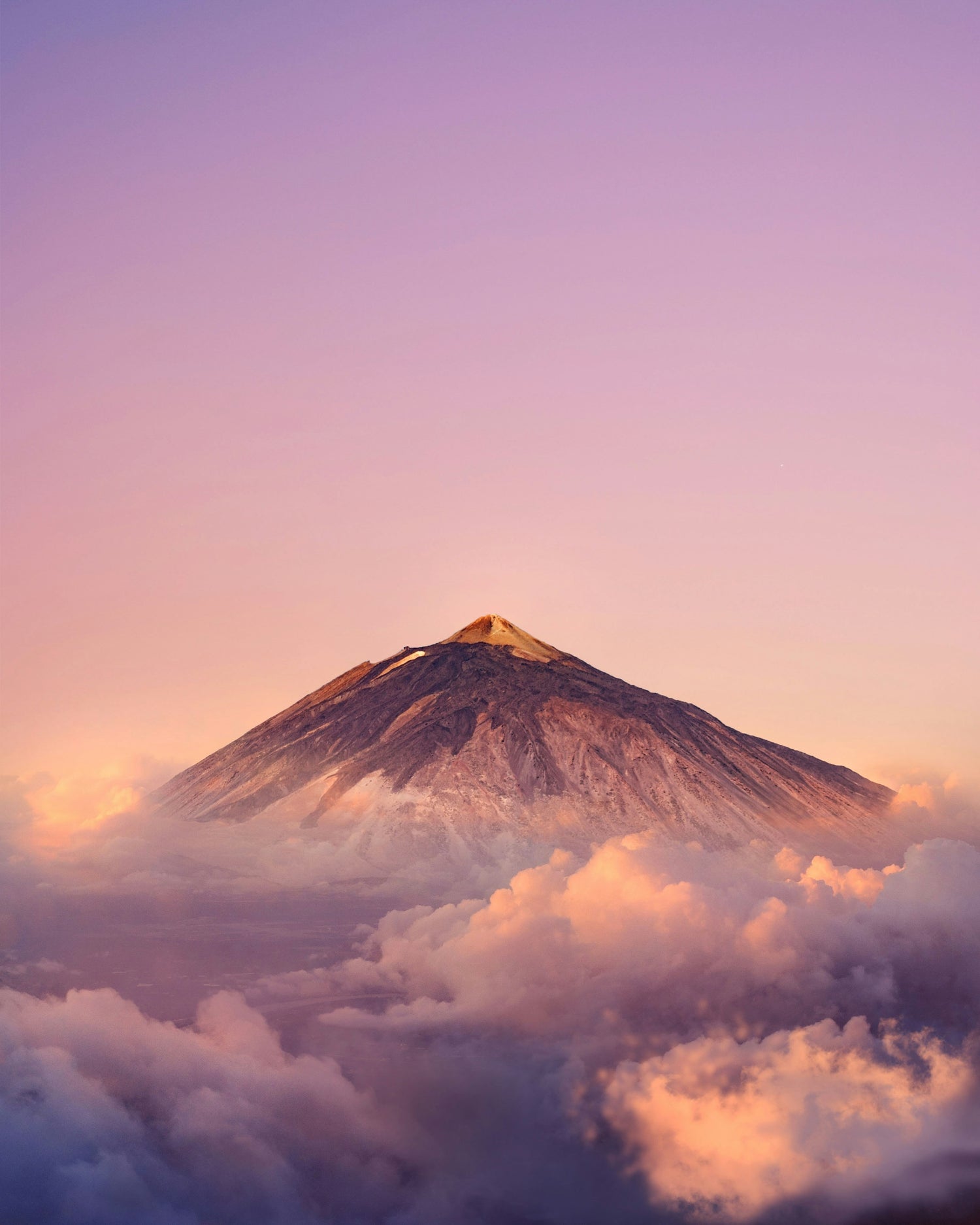 Komposition aus Teide, Vulkanlandschaft, Las Palmas und grünen Inselhängen