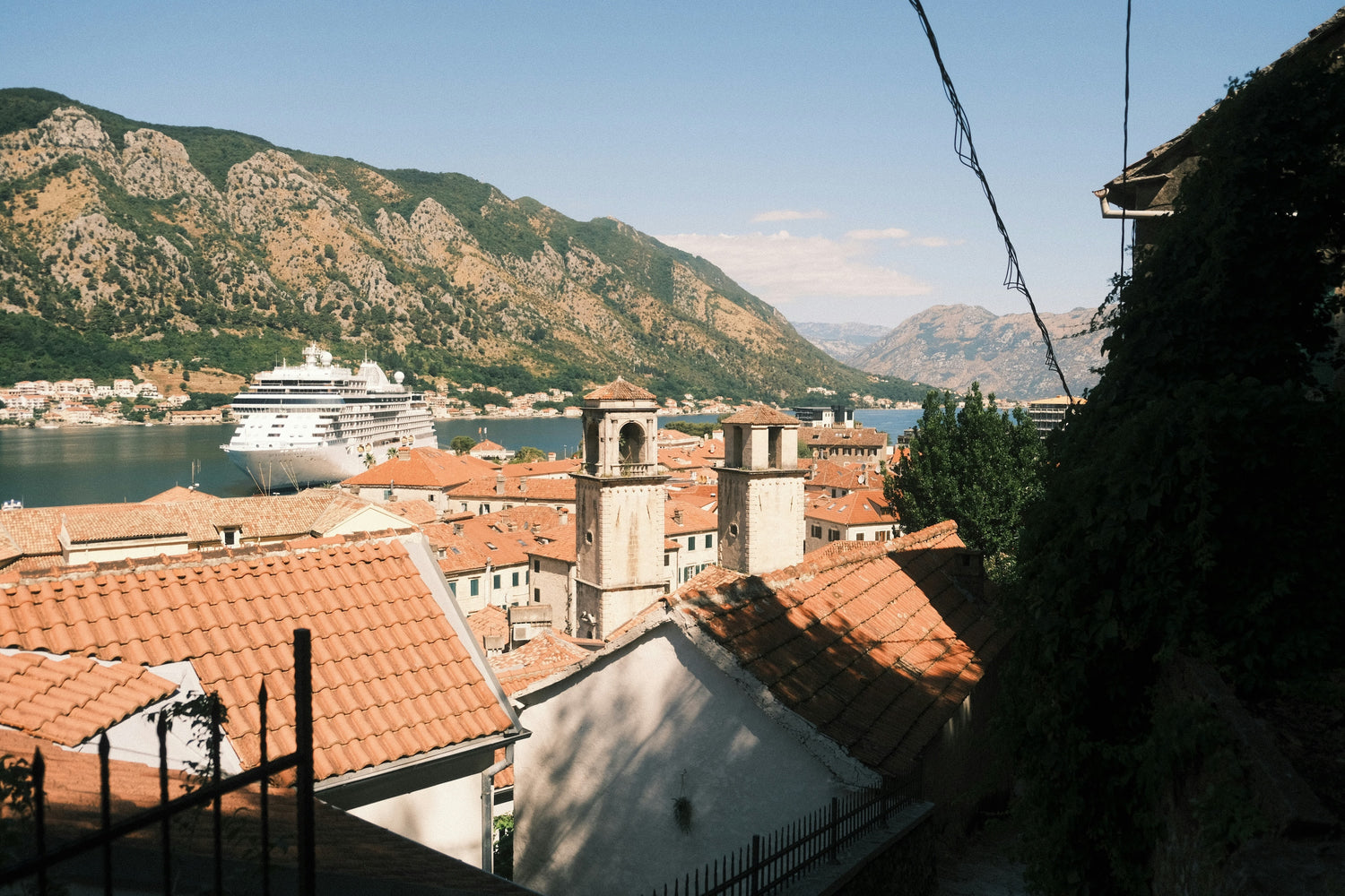 Kreuzfahrtschiff in der Bucht von Kotor vor Altstadt und Bergen