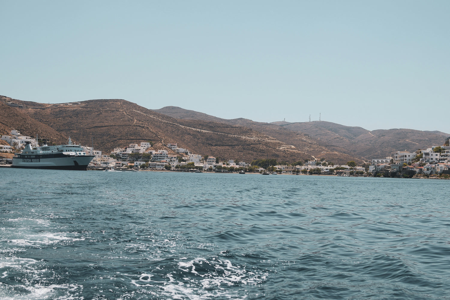Kreuzfahrtschiff vor der bergigen Küste der Insel Kythnos