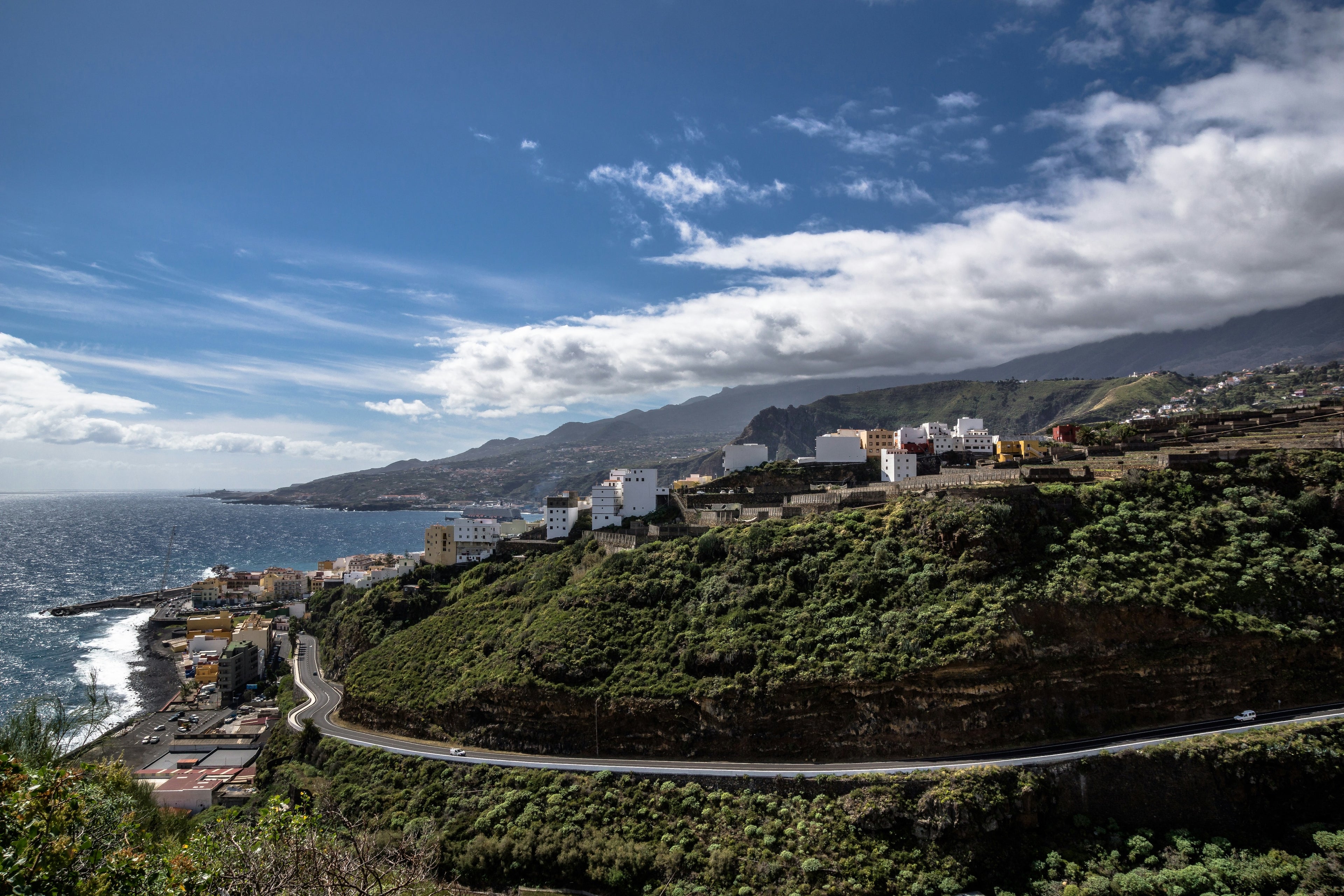 Grüne Berghänge fallen bei Santa Cruz de La Palma zum Atlantik ab