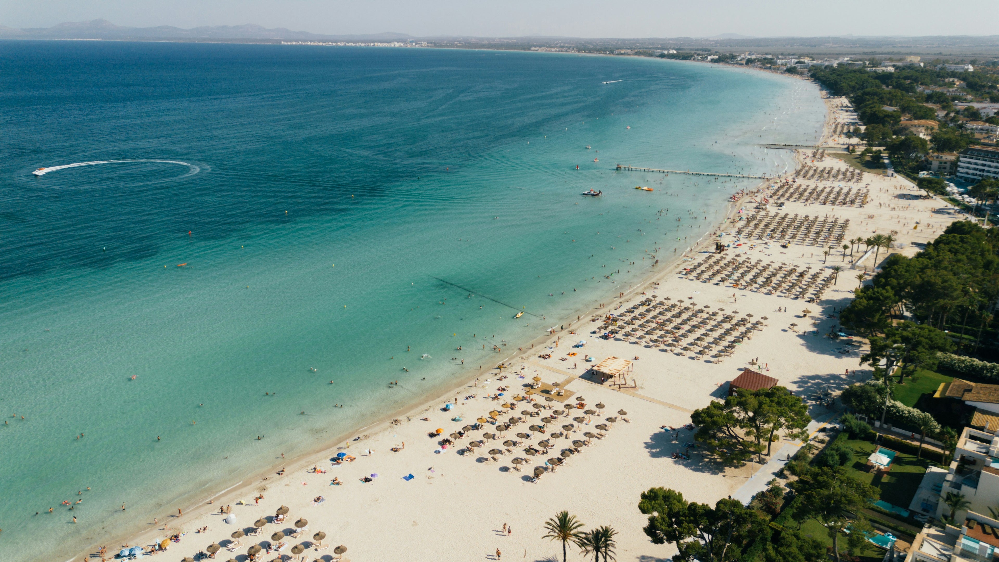 Sandstrand von Alcúdia mit türkisfarbenem Meer
