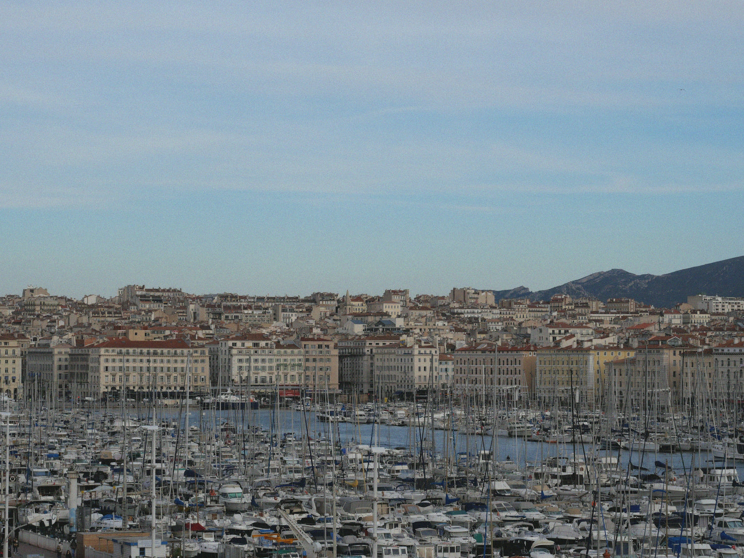 Boote im Vieux-Port vor dem Stadtpanorama von Marseille