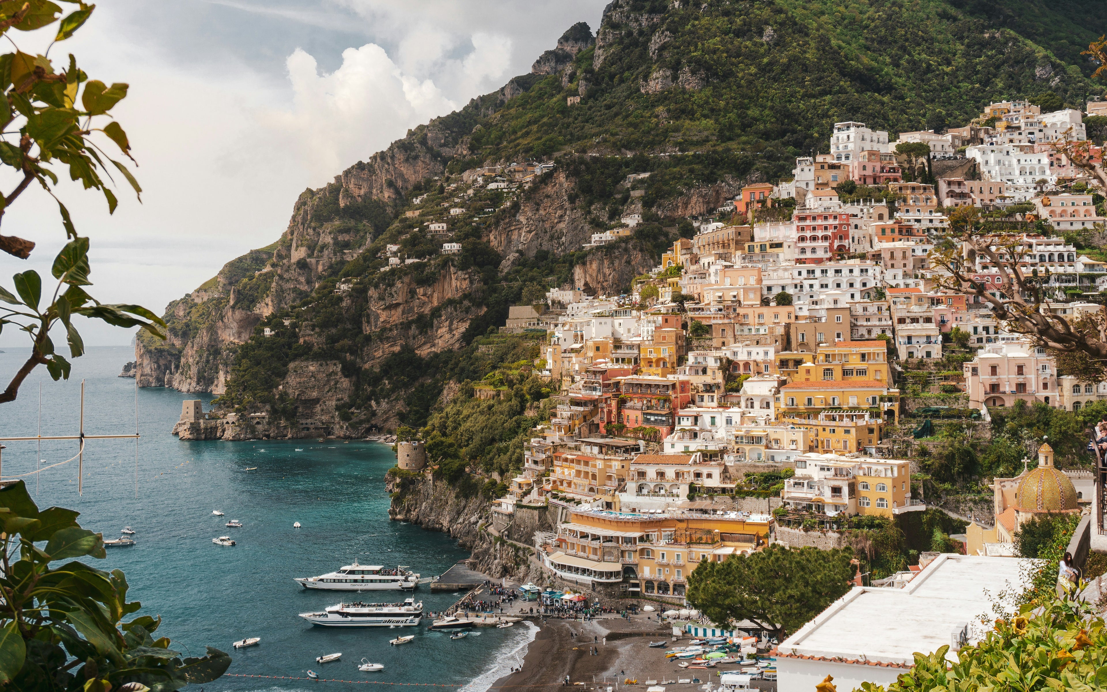 Positano an der steilen Amalfiküste über dem Mittelmeer