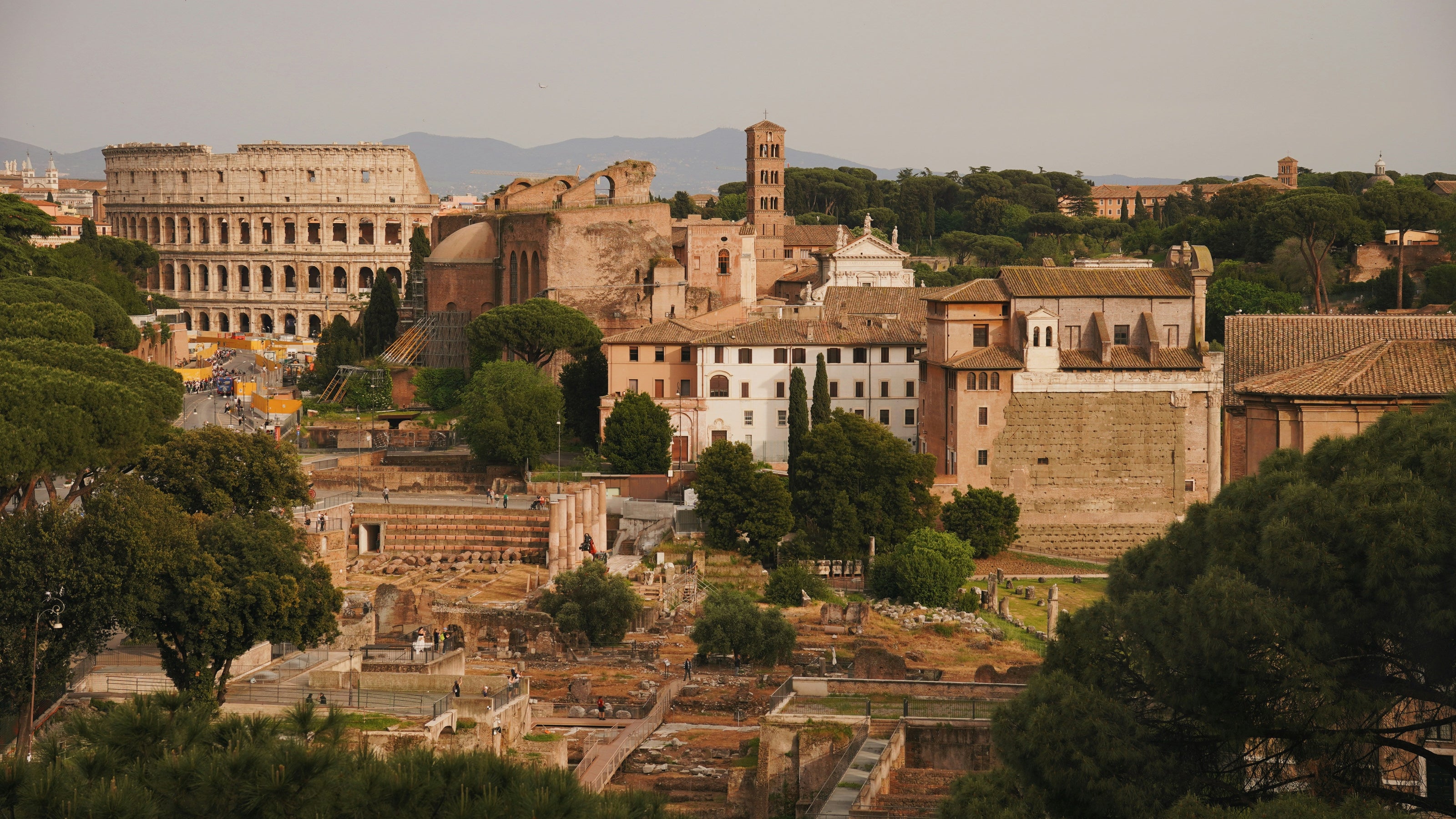 lick über das Forum Romanum und das Kolosseum in Rom