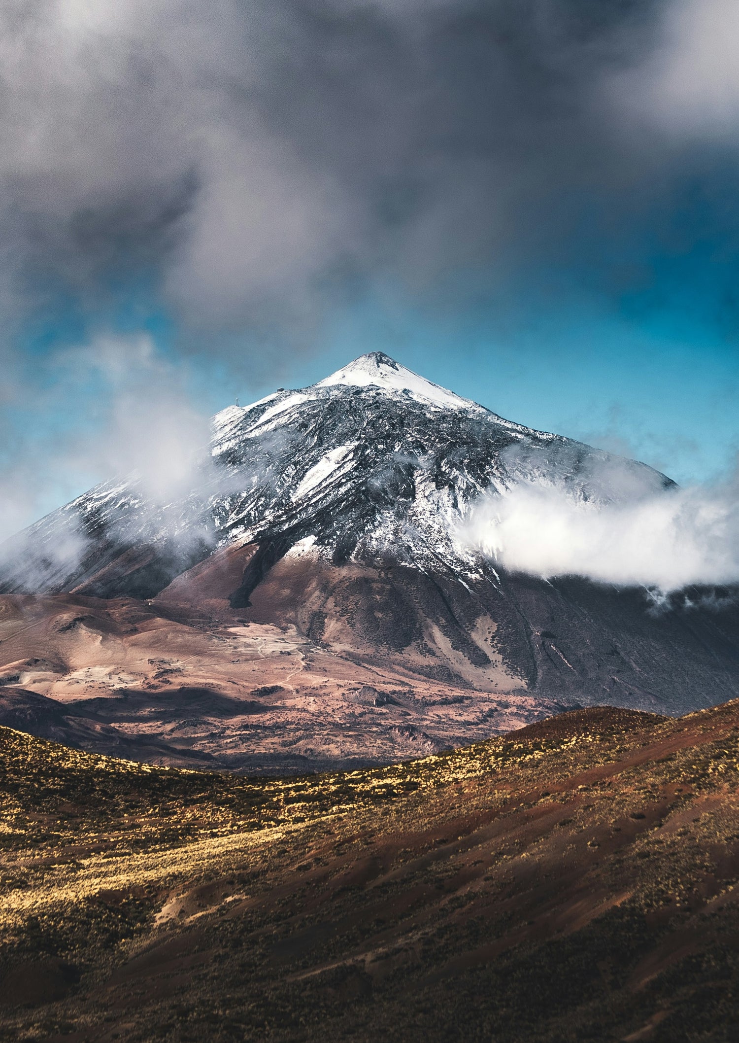 Teide und karge Vulkanlandschaft oberhalb tiefer Wolken