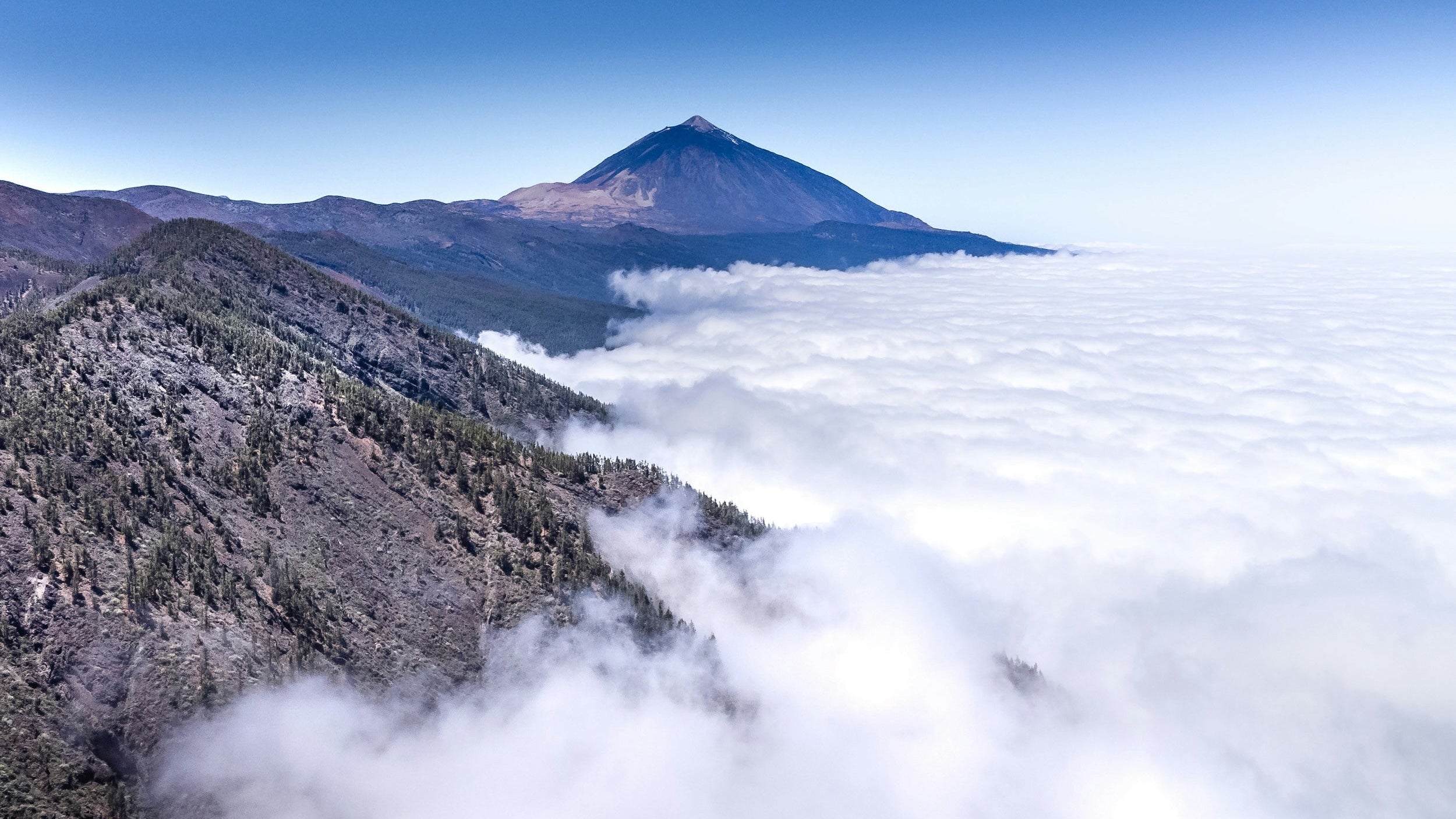 Teide ragt über ein dichtes Wolkenmeer auf Teneriffa